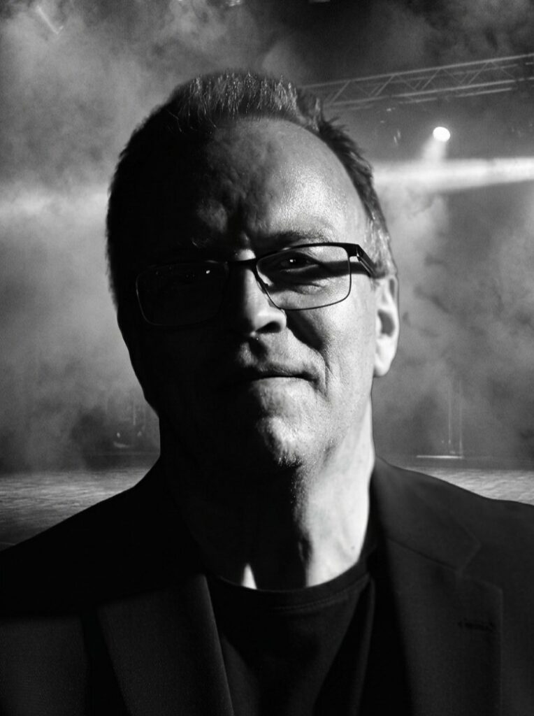 Michael (Gesang, akustische Gitarre)